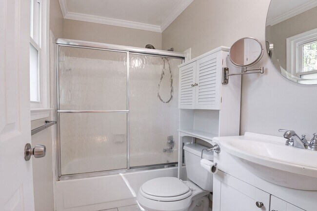 Building Photo - 3 Bedroom 2.5 Bath SFH in Fairfax for Rent!