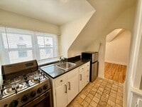 Building Photo - Unique Top floor Studio Apartment in Eclectic Capitol Hill House! Available Now!