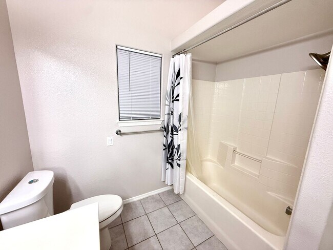 Building Photo - Custom 3 Bedroom, 2.5 Bath Home w/Bonus Ro...