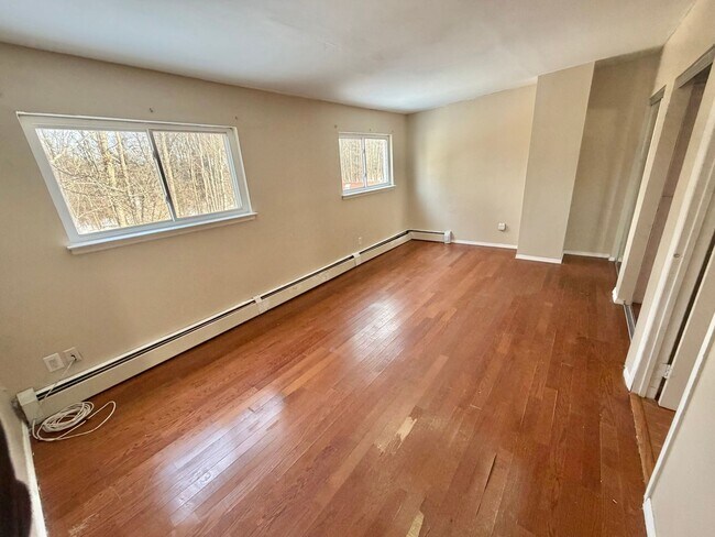 Building Photo - 40 Sarah Ln