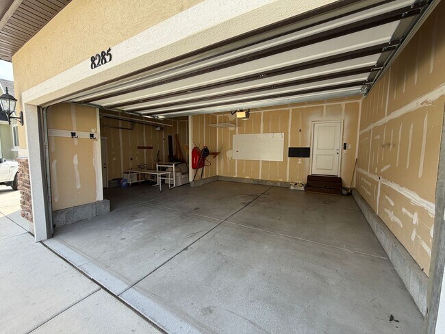 Building Photo - 8285 Lakeshore Dr