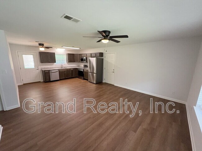 Building Photo - 6221 Fox Run St