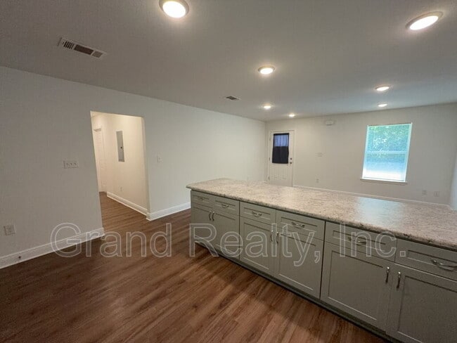Building Photo - 5098 Bruner St
