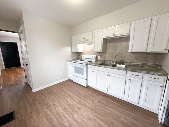 Building Photo - Move-In Ready 2BR Home w/ Refinished Hardwood Floors + Bonus Room Basement!