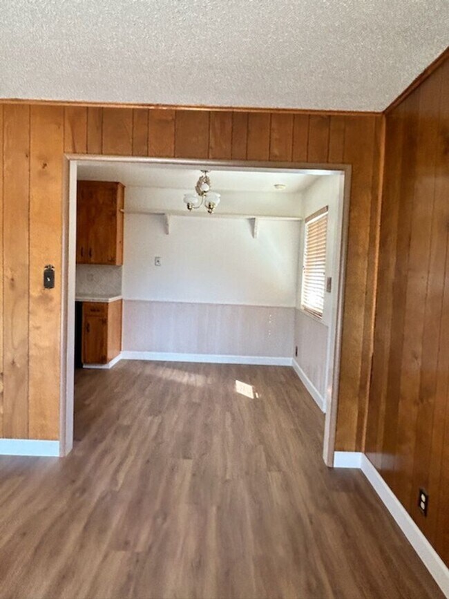 Building Photo - 749 E Wrenwood Ln