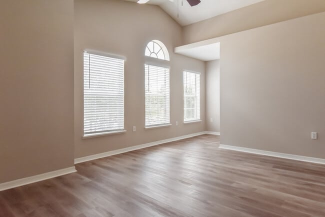 Building Photo - Inviting Two-Story Home in Ruskin	, FL