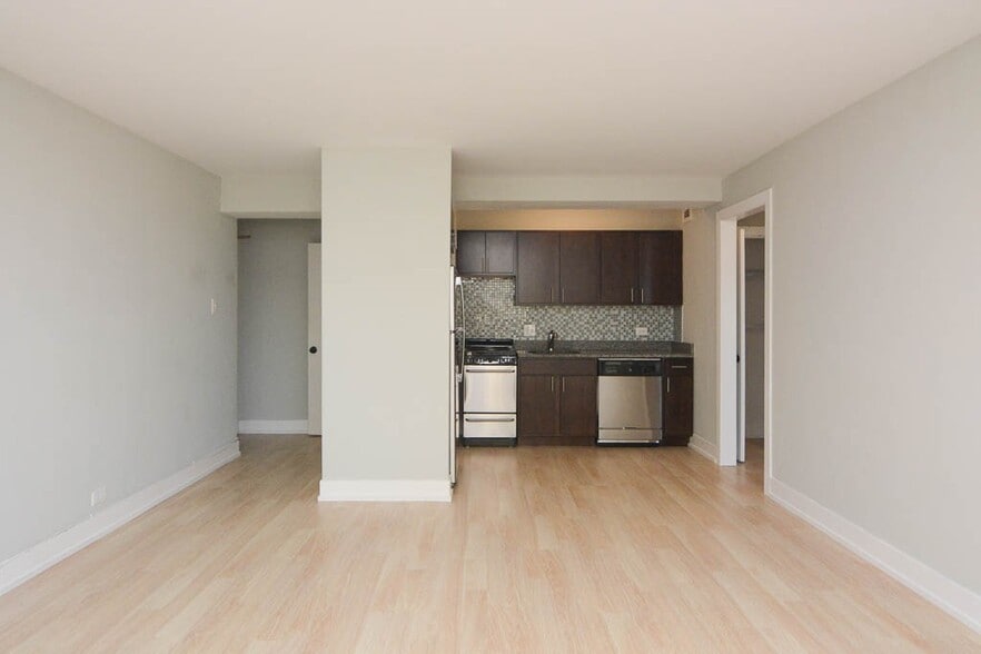 Building Photo - 450 W Wellington Ave