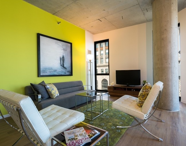 Family Room - 1611 W Division