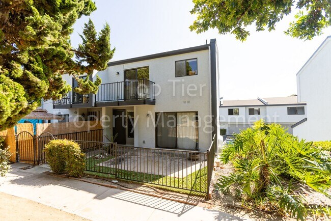 Building Photo - Beautiful 2 bed, 2.5 bath, 1373 sqft Townh...