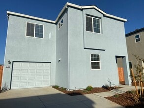 Building Photo - Gorgous 3 Bedroom 2.5 Bath Home in Gated Winding Meadow Village