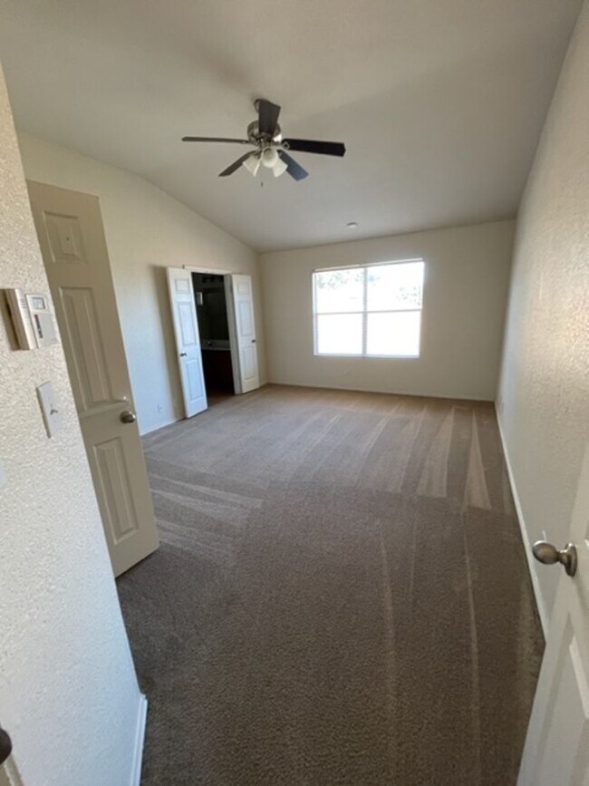 Building Photo - Ready For Move In - Large & Roomy 1 Story 4 Bed 2 Bath in NW San Antonio - Must See!