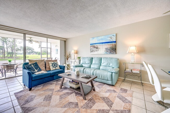 Building Photo - 745 W Country Club Dr