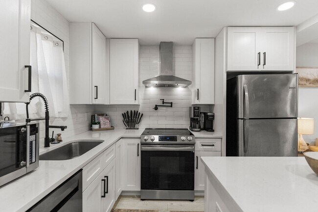 Building Photo - Single Family Home, 2 bed/1 bath $1,350 One-Story