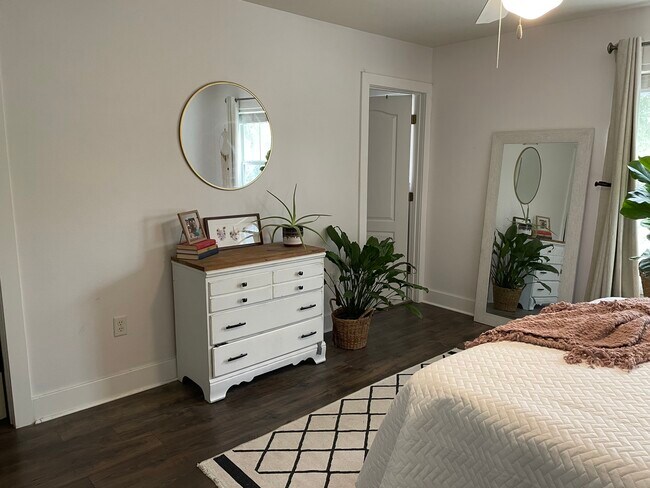 Master bedroom - 423 Twin Lakes Ln