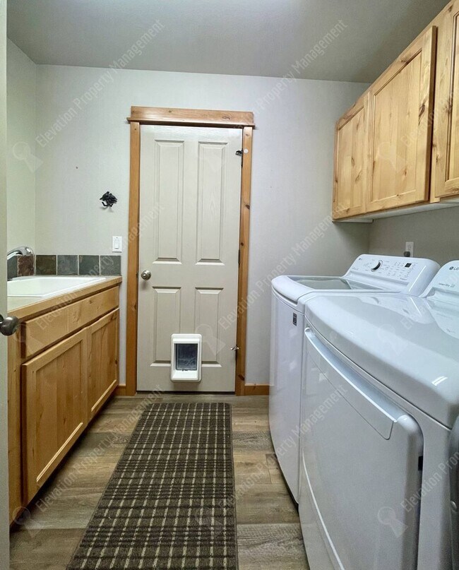 Building Photo - 3-BR mountain-style home in SE Bend