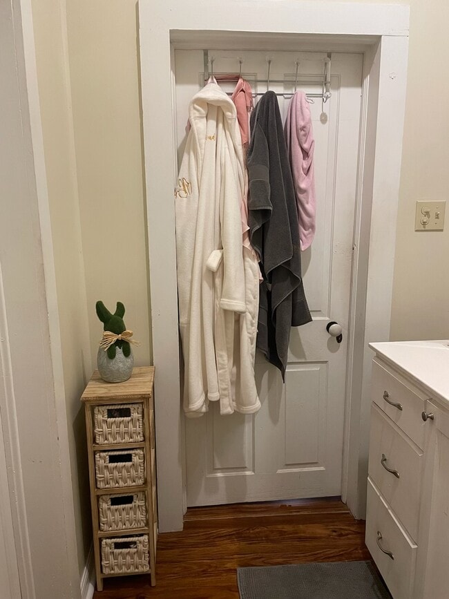 Building Photo - 203 N Kirkland Dr