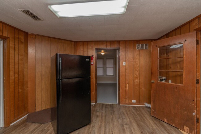 Building Photo - PRICE REDUCED- $995 - Cute 3 Bed/2 Bath Si...