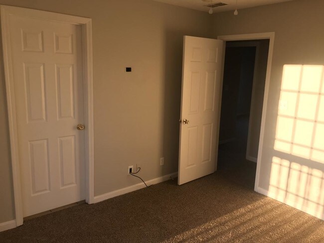 Building Photo - 3 bedroom in Louisville KY 40223