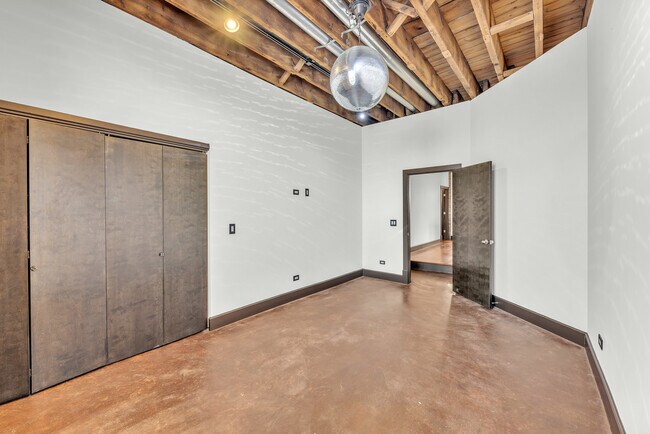Building Photo - 2419 W 14th St
