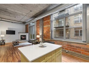 Building Photo - 521 S 7th St