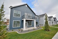 Building Photo - Stunning Year Old 3 Bedroom Townhome in Co...