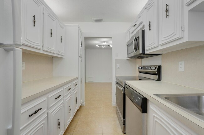 Building Photo - 1142 Cir Terrace W