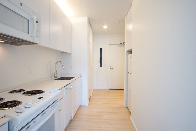 Building Photo - Check Out These Specials! Buckman 2nd Floor Urban 1 Bdr with D/W & Washer/Dryer!