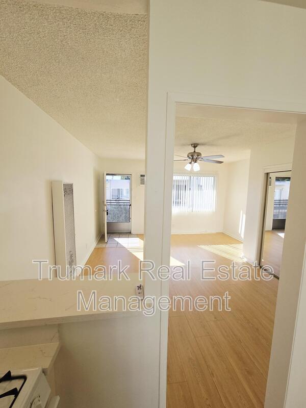 Building Photo - 345 E Tujunga Ave