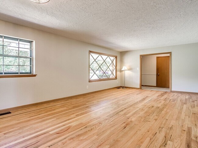 Building Photo - 908 Birch Dr