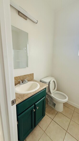 Building Photo - 4760 1/2 Lexington Ave