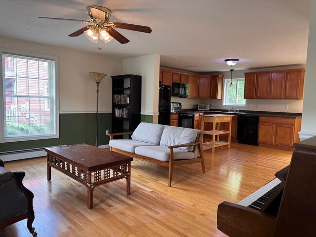 Building Photo - 26 Fowler St