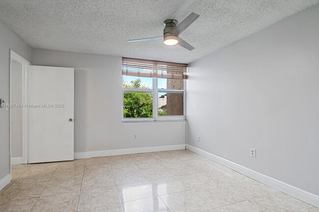 Building Photo - 9451 Evergreen Pl