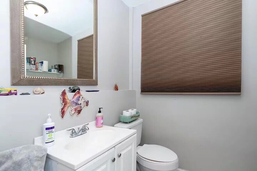 Building Photo - Room in Duplex on Sunrise Dr