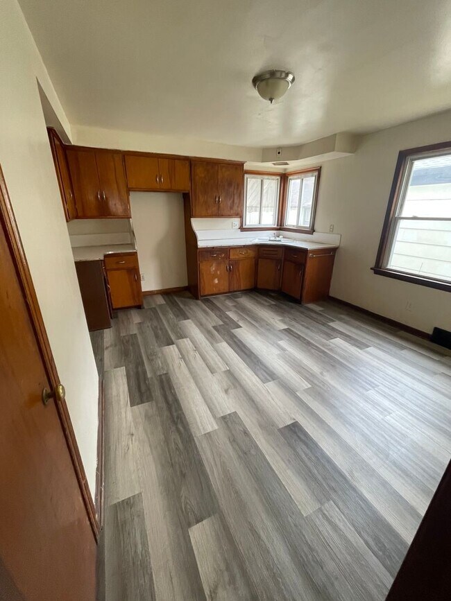 Building Photo - 2827 W Bobolink Ave