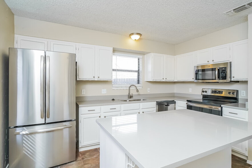 Building Photo - 812 Ironsides Ln