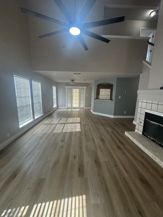 Building Photo - 701 Meadow Top