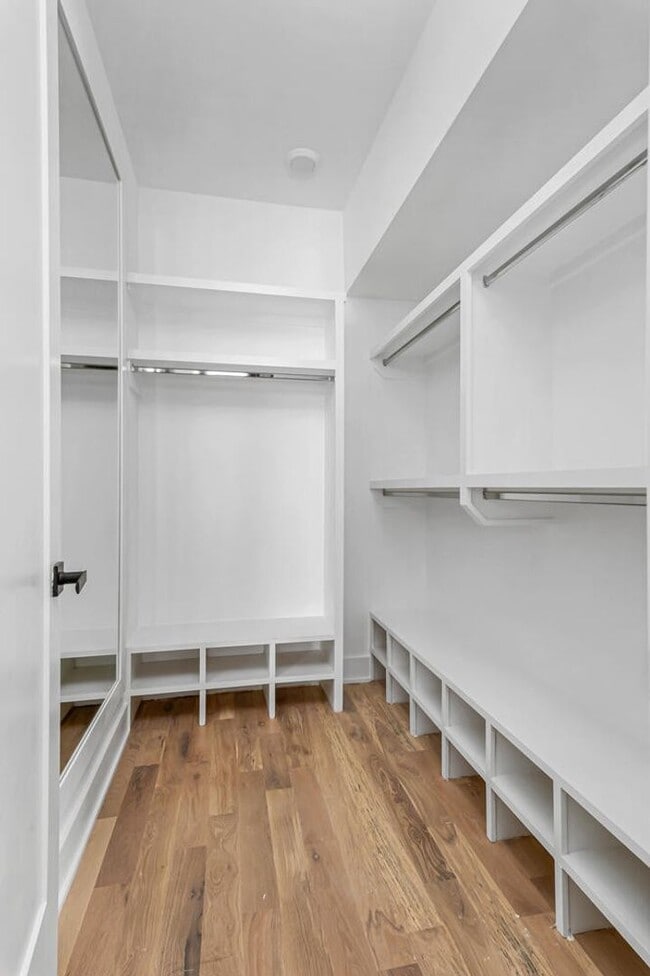 Building Photo - Stunning 4 Bedroom Home w/ Rooftop Deck Close to Downtown Nashville