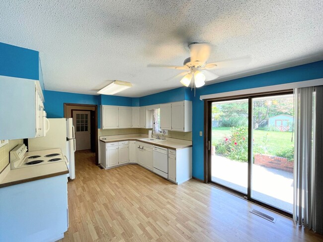 Building Photo - Comfortable 3 Bedroom 2 Bath House in Beau...
