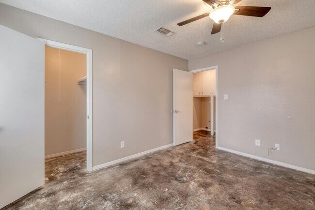 Building Photo - Cozy 2-Bedroom Duplex in Prime North Austi...