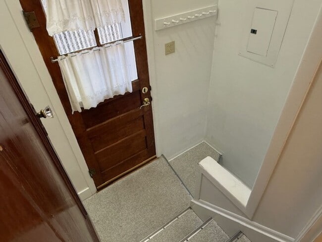 Building Photo - House For Lease