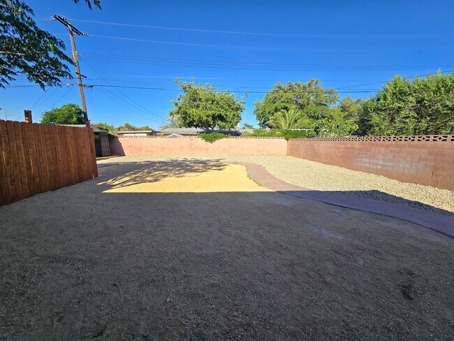 Building Photo - Spacious 4- Bedroom Remodeled Home in Palm...