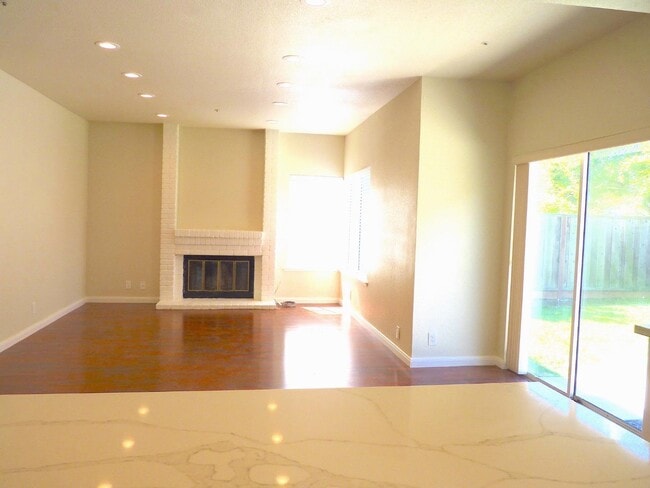 Building Photo - 703 Bahama Ln