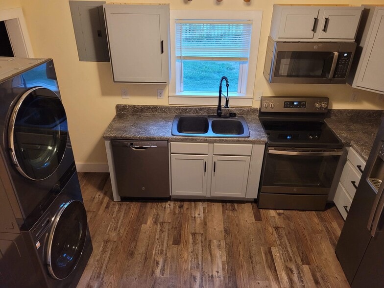 Building Photo - 153 E High St