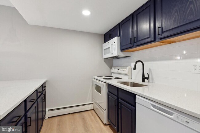 Building Photo - 176 W King St