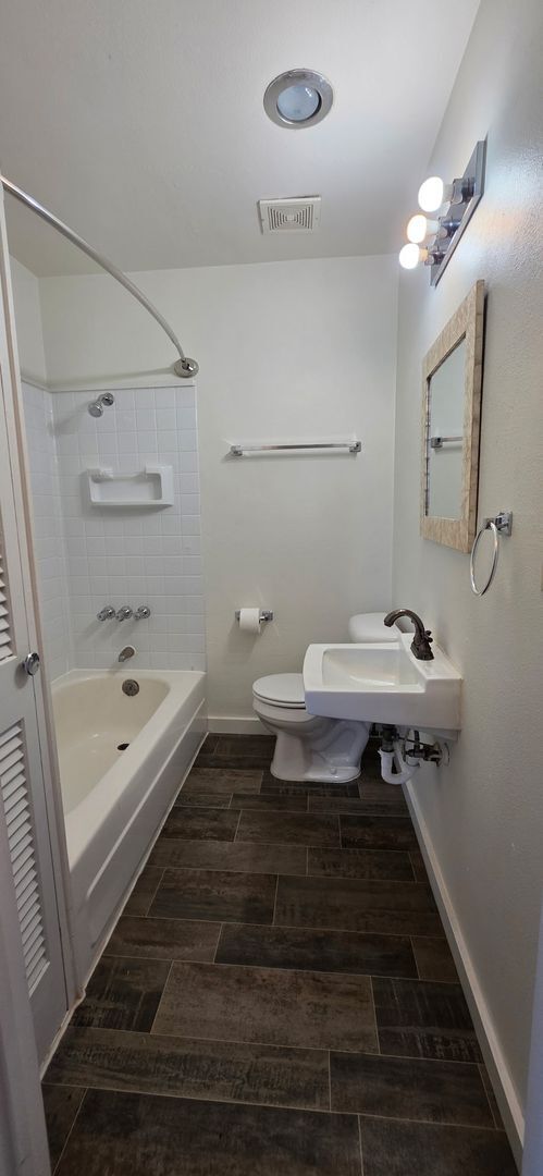 Building Photo - 447 S 13th St