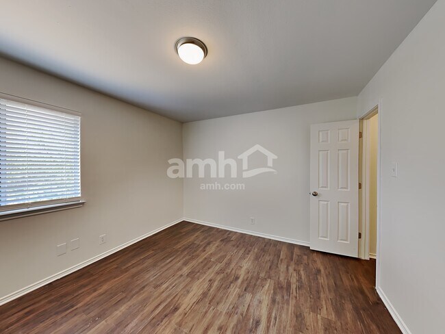 Building Photo - 9319 Foxgrove Way