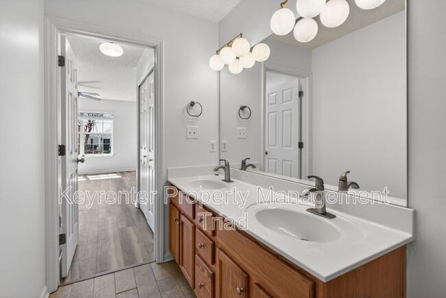 Building Photo - 138 Tannenbaum Cir