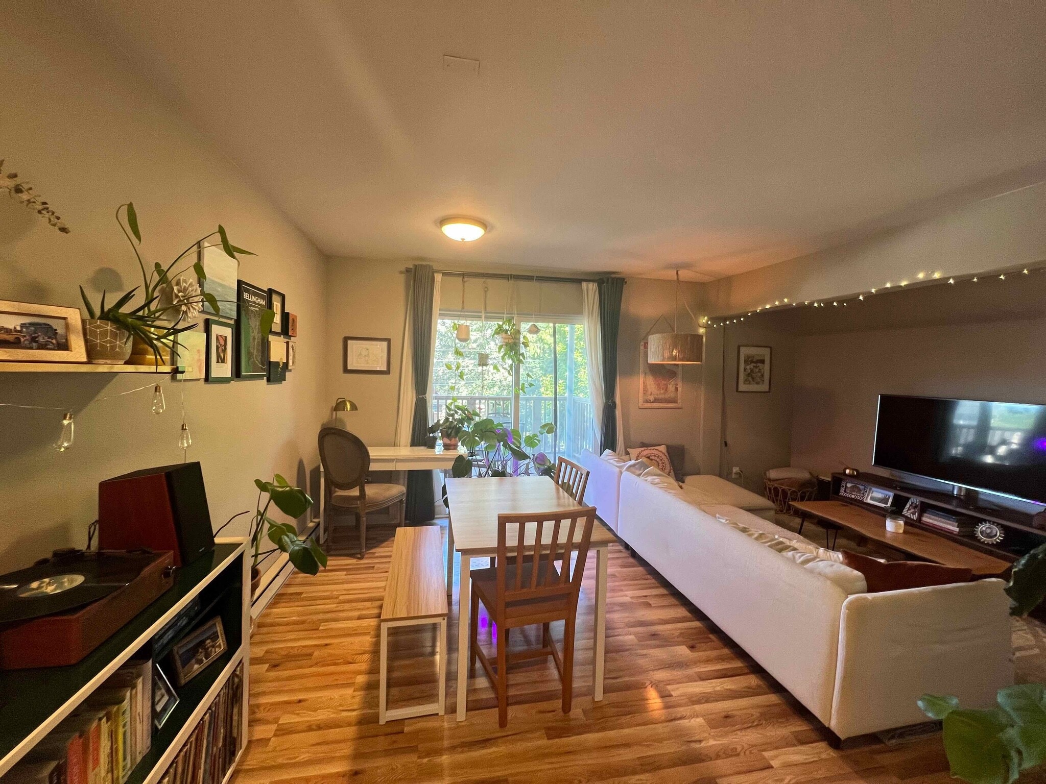 102 living room view 1 - 631 N Garden St