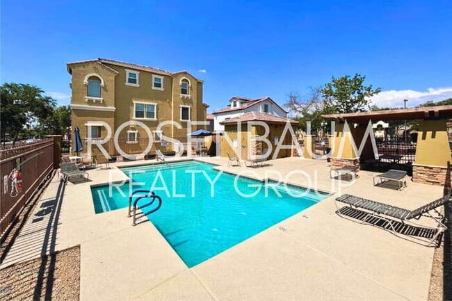 Building Photo - Beautiful 3-bedrooms, 2.5-baths townhouse ...