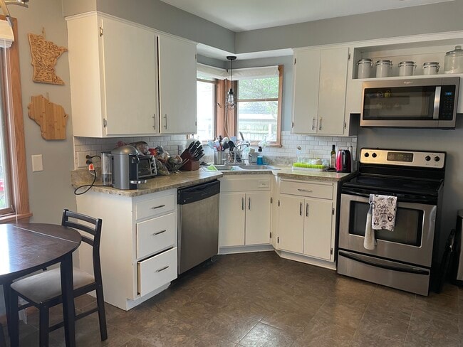 Building Photo - 2505 Zinran Ave S